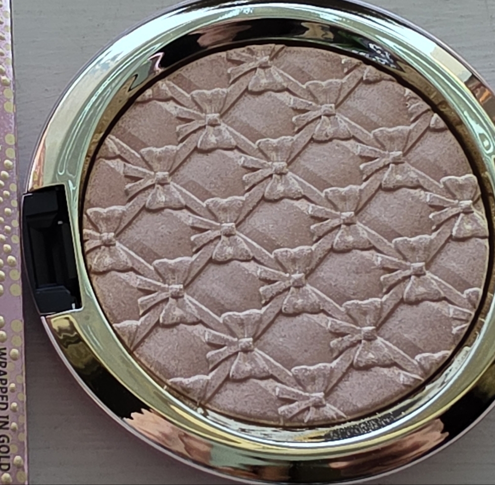 MAC Extra Dimension Skinfinish Wrapped In Gold